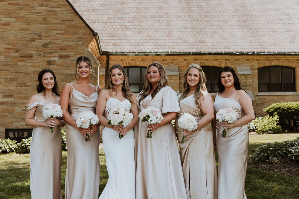 bride and her bridemaids in Wedding Photo Checklist